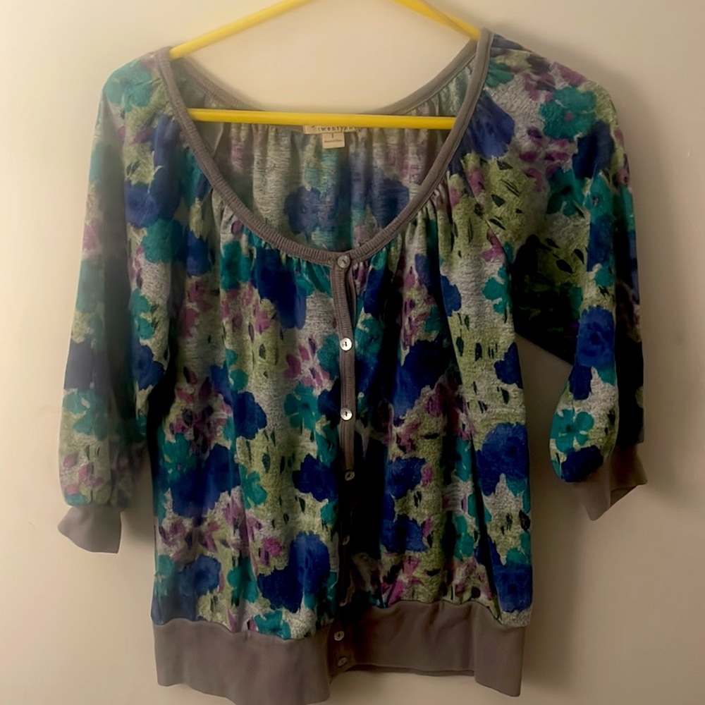 Twenty One button up blouse with beautiful floral colors. Size 1.